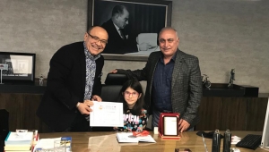 İZSİAD'dan Elanur Akıncı'ya eğitim hayatı boyunca burs