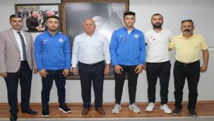 Başkan Karakayalı'dan Sporculara Çeyrek Altın 