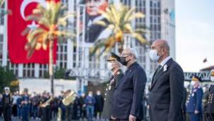 İzmir'de Ata'ya saygı için hayat durdu