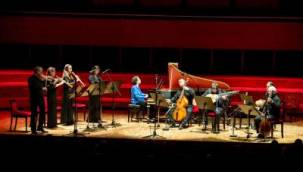 Soyer, İzmir Barok Müzik Günleri'nin ilk konserine katıldı