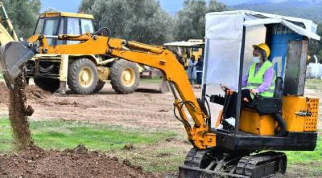 30 kadın, iş makinası operatörü ve ağır vasıta şoförü olmak için ter döküyor