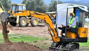 30 kadın, iş makinası operatörü ve ağır vasıta şoförü olmak için ter döküyor