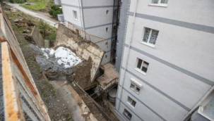 Başkan Soyer istinat duvarı çöken sitede inceleme yaptı