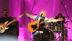 Çeşme sokakta güzel 