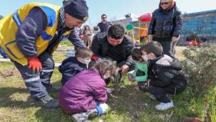 Başkan Kılıç Çocuklarla Fidan Dikmeye Gitti