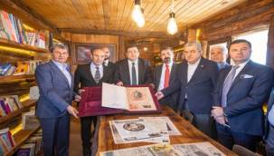 Başkan Soyer Hayat Ağacı Kütüphanesini ziyaret etti