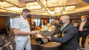 Başkan Soyer kruvaziyer gemiyi limanda karşıladı