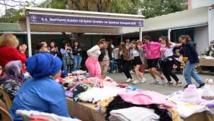 Girişimci kadınlar yabancı gençlerle bir arada