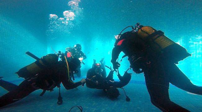 İzmir İtfaiyesi suda hayat kurtarıyor