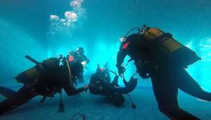 İzmir İtfaiyesi suda hayat kurtarıyor