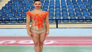 Kupalara Doymayan Elastik Kız