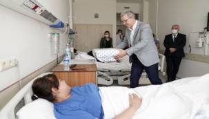 Rektör Budak'tan çiçeği burnunda annelere ziyaret