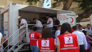 Türk Kızılay İzmir Şubesi'nden Vatandaşlara Aşure İkramı