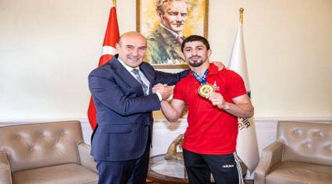 Başkan Soyer, Dünya şampiyonu Kerem Kamal'ı kutladı