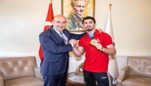 Başkan Soyer, Dünya şampiyonu Kerem Kamal'ı kutladı