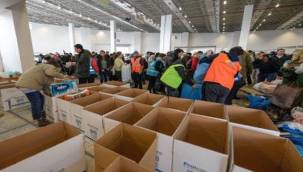 İzmir'den deprem bölgesine yardım malzemesi yağıyor