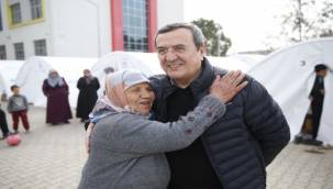 Batur'dan Konak'ın çadır kentine ziyaret