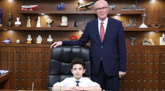 Başkan Kurt makamını 9 yaşındaki Muhammed Eren'e bıraktı