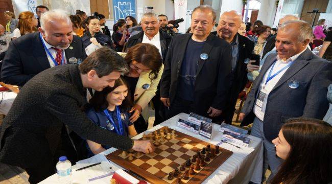 Çeşme'de Satranç Turnuvası Heyecanı Başladı