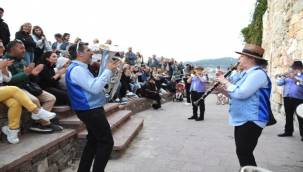 Foça'da 23 Nisan Coşkusu Günbatımı Dinletileriyle Başkanı