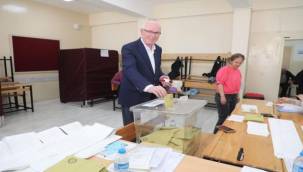 Başkan Kurt "Bu demokrasi şöleni vatanımıza milletimize baharları getirsin"