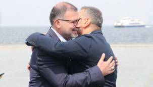 CHP ve AK Parti'den İzmir farkı: İl Başkanları kucaklaştı