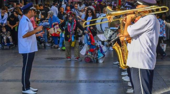 İzmir sokakları bayram havasına girdi