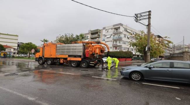 İzmir'de yağmur alarmı: Büyükşehir Belediyesi bin 500 personel ile sahada