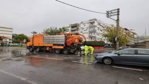 İzmir'de yağmur alarmı: Büyükşehir Belediyesi bin 500 personel ile sahada