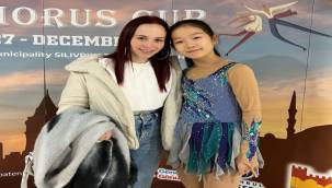 İzmirli Deniz buz pateninde altın madalya kazandı