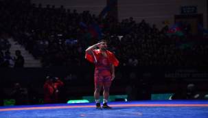 İzmirli Güreşçi Bakü'den altın madalya ile döndü