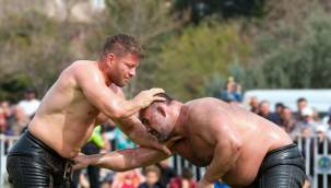 ULUKENT YAĞLI GÜREŞLERİ NEFES KESTİ