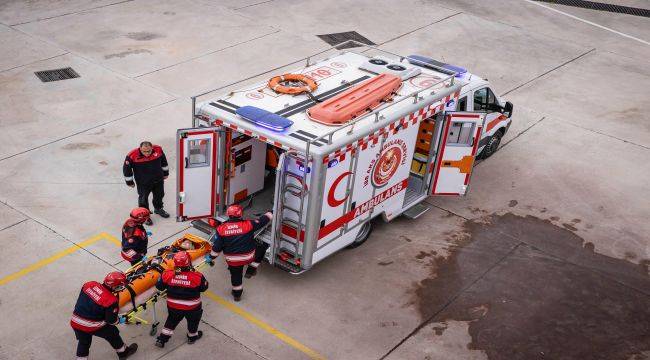 İzmir İtfaiyesinin özel donanımlı paramedikleri Türkiye'ye örnek oluyor