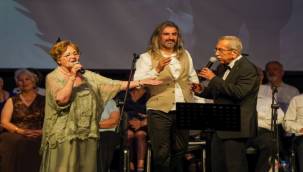 Başkan Işık, Kızılcıklar Oldu mu türküsünü seslendirdi