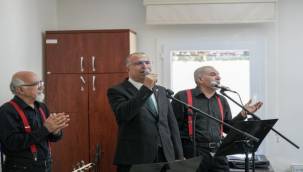 Çınarlar saz çaldı, Başkan Işık türkü söyledi