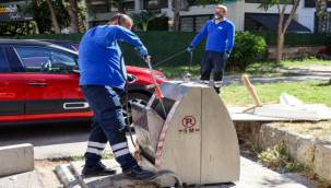 Karşıyaka'da yüzlerce çöp konteyneri tek tek ilaçlanıyor