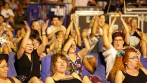 İzmir'in Ünlü Solistleri Çim Konserlerinde Buluştu