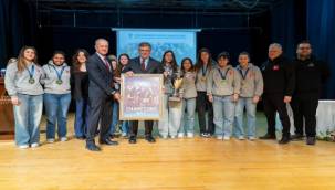Erkekler Şampiyon Olduğunda Yer Yerinden Oynuyor"