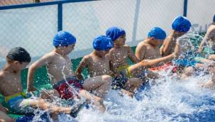 Mahalleye havuz geldi, çocuklar bayram etti