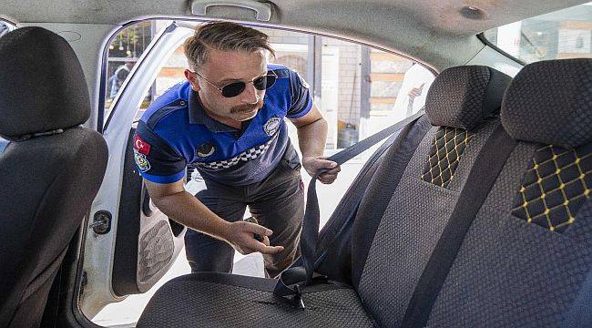 İzmir'de zabıta ekiplerinden yolcu kılığında taksi denetimi