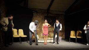 "Emlaktan Baba" Konak Sahne'de Kapalı Gişe Başlangıç Yaptı