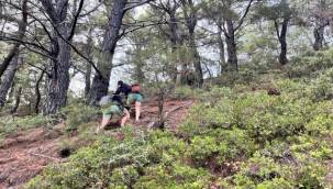 İzmir İtfaiyesi Kayalıklarda Mahsur Kalan Üç Genci Kurtardı