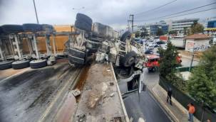 İzmir İtfaiyesi Kaza Sonrası Viyadükte Asılı Kalan Tır Şoförünü Kurtardı