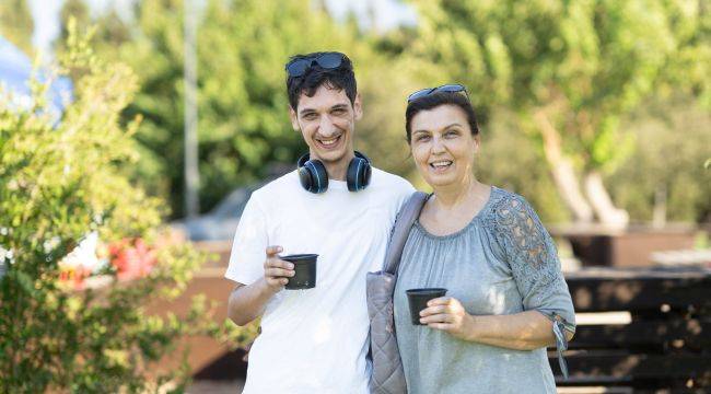 Minik Eller Toprakla Buluştu