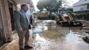 Başkan Saygılı, Foça'da selden etkilenenlere devletin yardımlara başladığını duyurdu