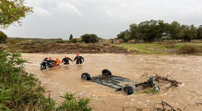 Foça'da yağış rekoru kırıldı, ekipler seferber oldu