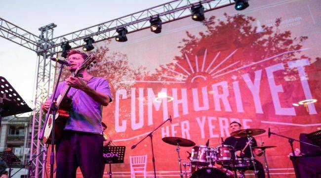 İzmir'de Cumhuriyet coşkusu başladı