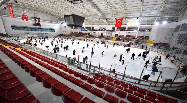 İzmir'in buz pisti yeni döneme hazır