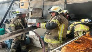 İzmir İtfaiyesi, Bornova'daki İş Yeri Yangınını Kontrol Altına Aldı