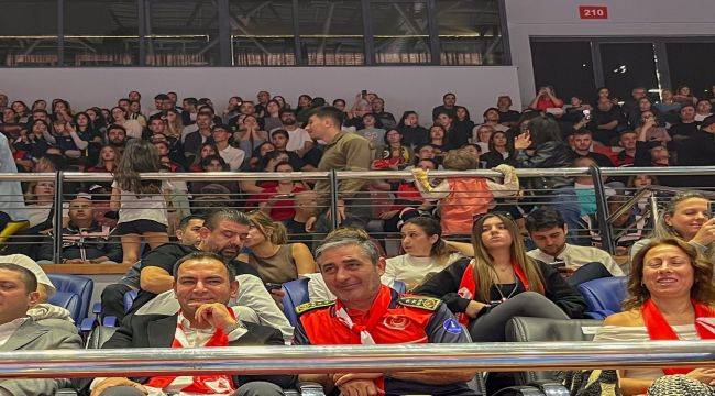 Voleybolun yıldızlarından İzmir İtfaiyesi'ne teşekkür